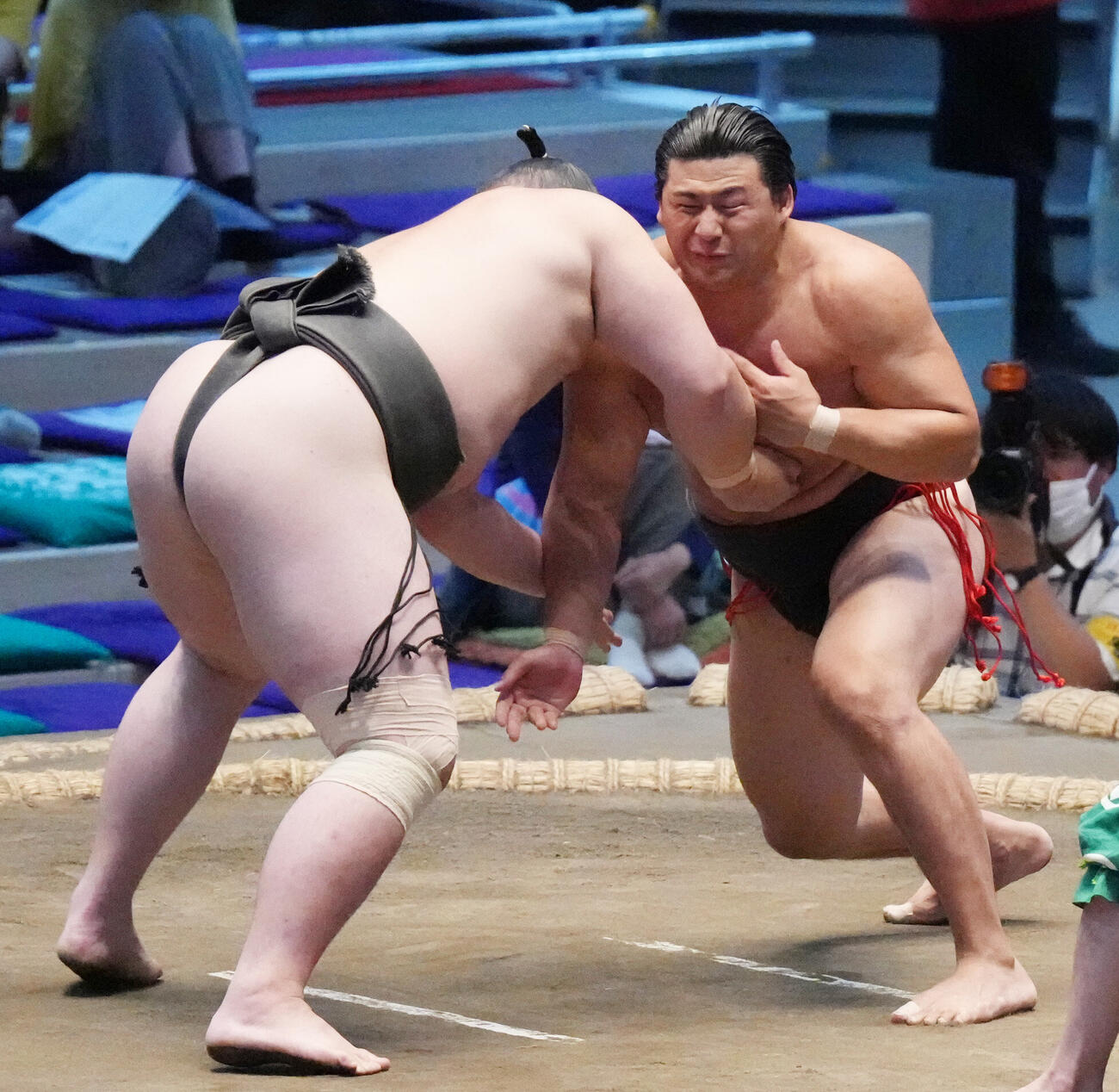 大森（右）は峰刃を攻める（撮影・森本幸一）