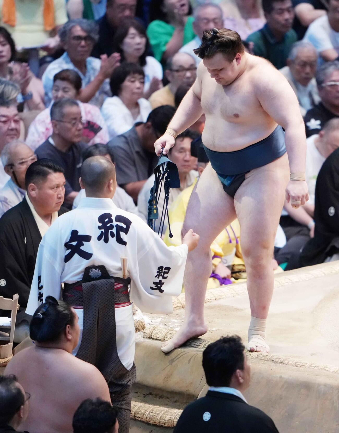 2敗を喫した安青錦（右）は土俵を下りる際に呼び出しから痛めている左足を気遣われる（撮影・小沢裕）