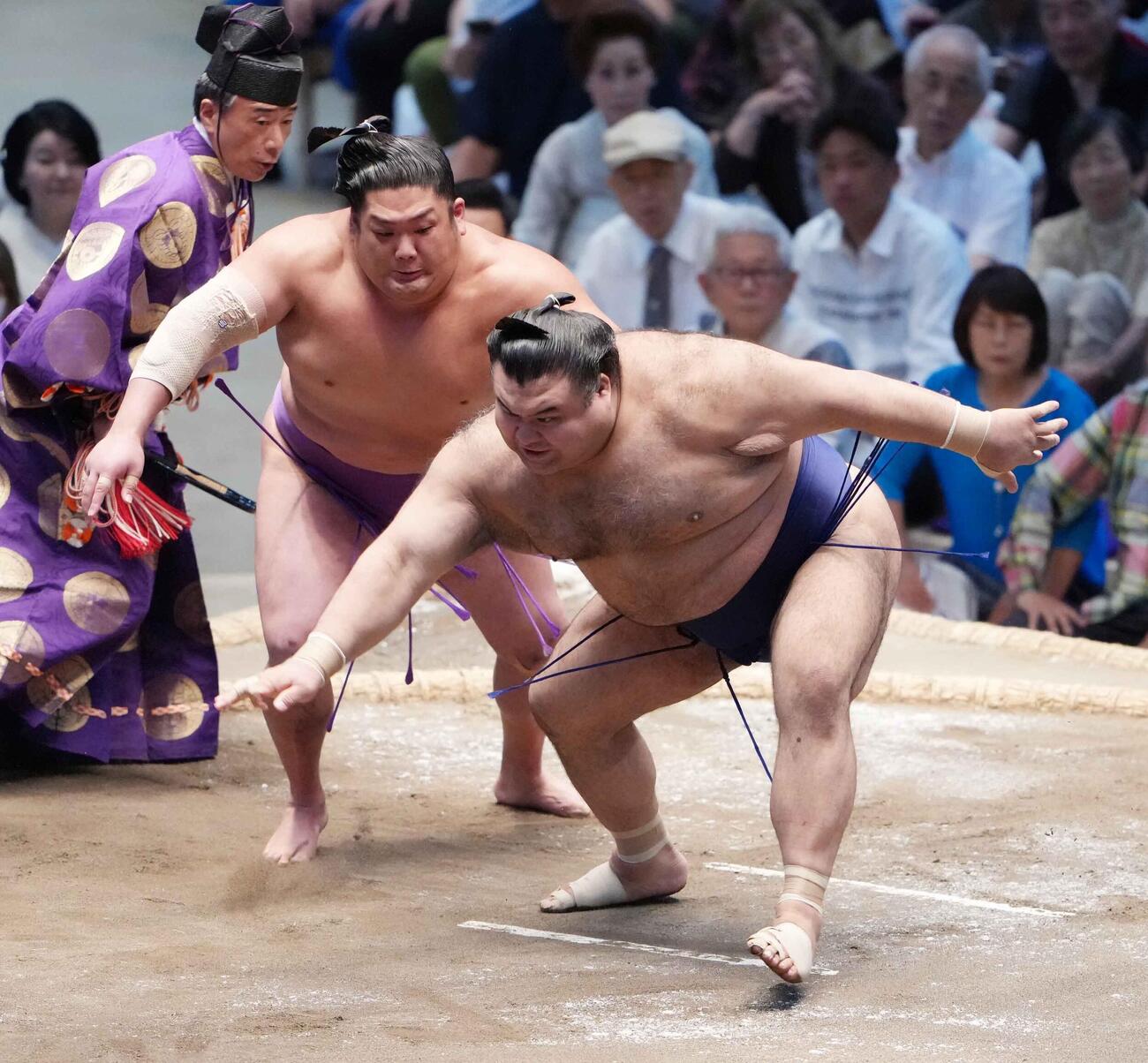 尊富士は高安（右）を上手投げで破る（撮影・小沢裕）