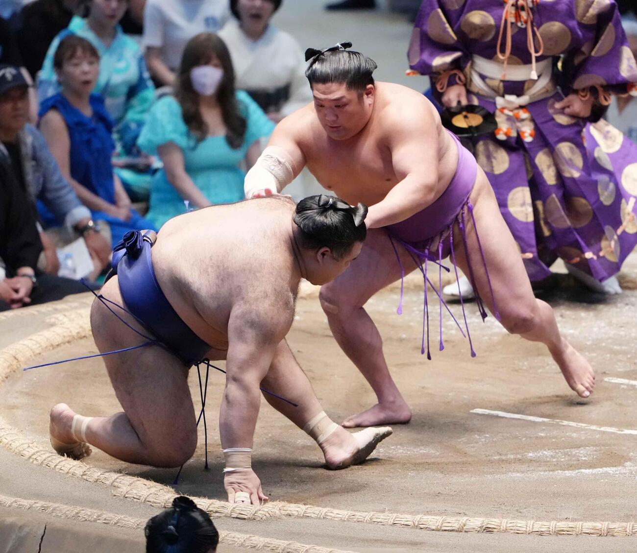 尊富士は高安（左）を上手投げで破る（撮影・小沢裕）
