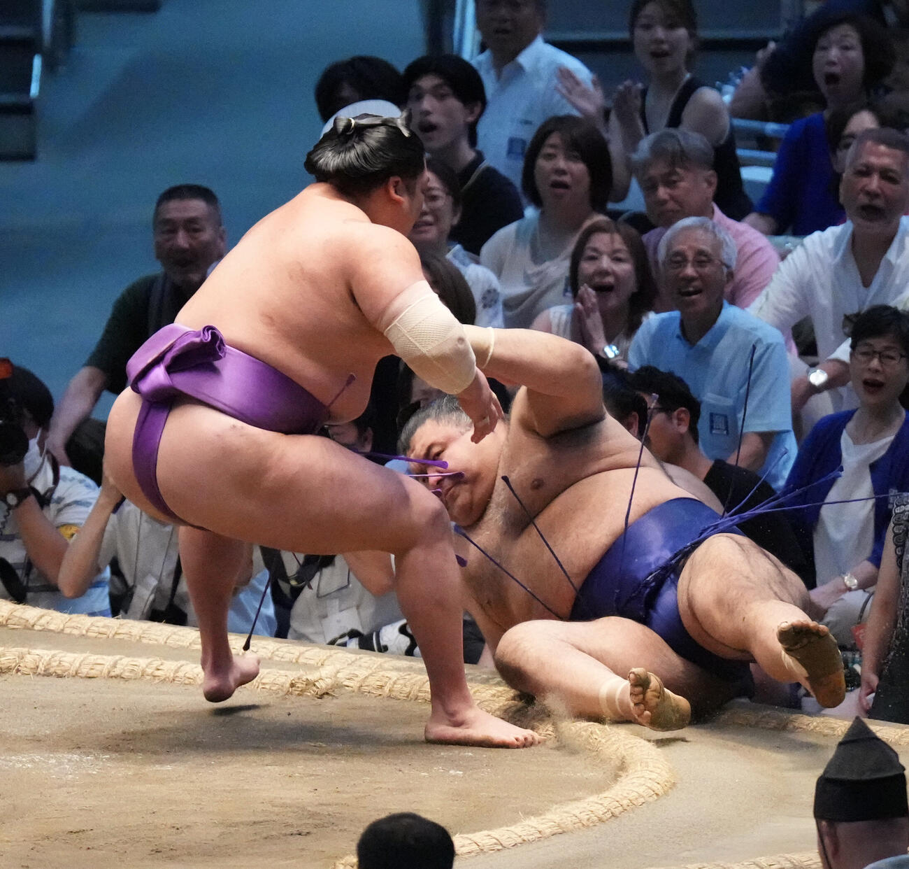 高安（右）は尊富士に上手投げで敗れる（撮影・森本幸一）