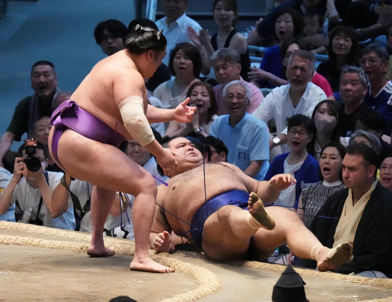 高安（右）は尊富士に上手投げで敗れる（撮影・森本幸一）