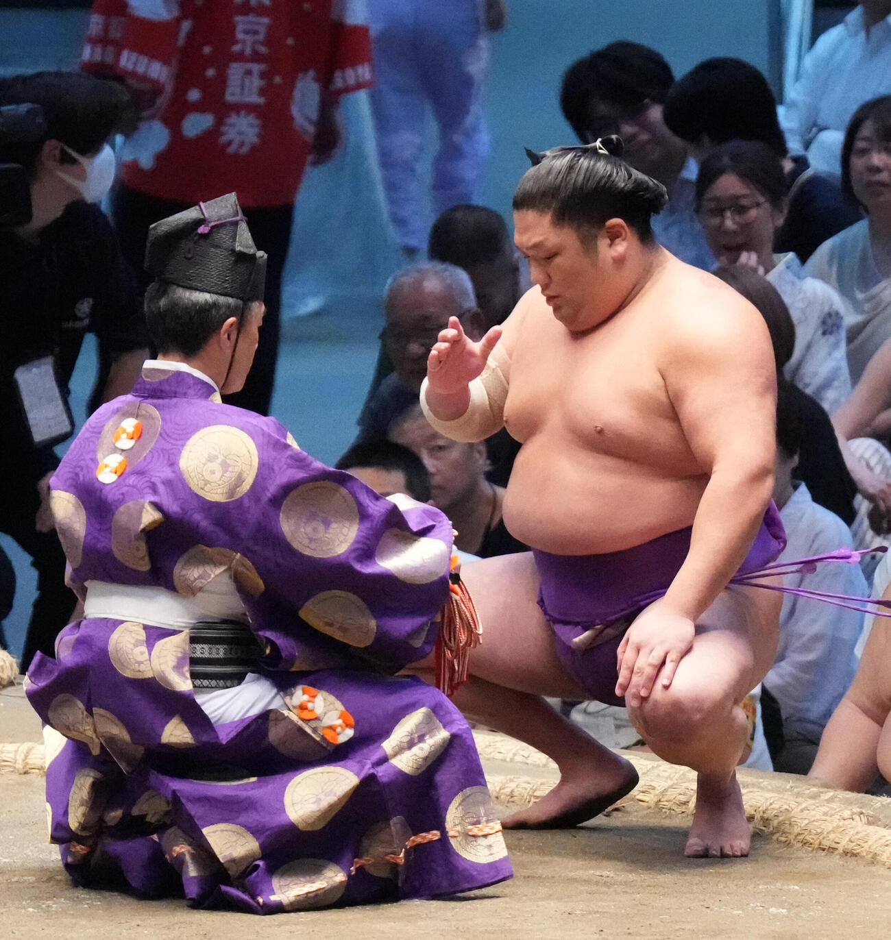 高安を破り懸賞を手にする尊富士（撮影・森本幸一）