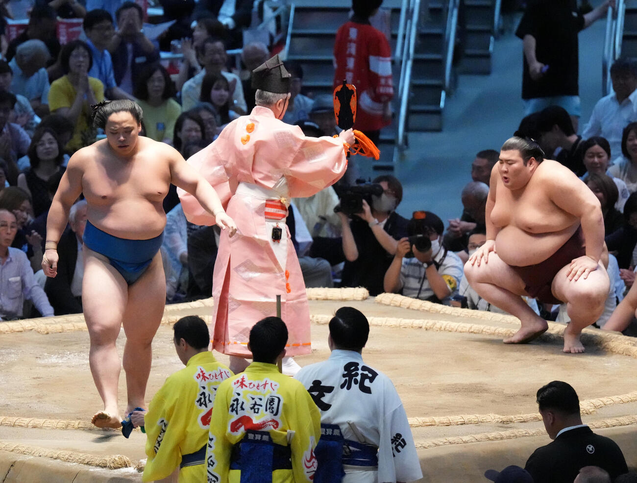 熱海富士（右）は琴栄峰を寄り切りで破り勝ち名乗りを受ける（撮影・森本幸一）