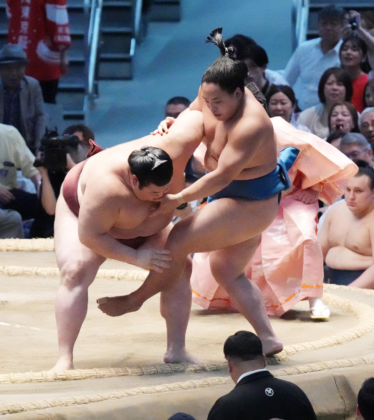 熱海富士（左）は琴栄峰を寄り切りで破る（撮影・森本幸一）