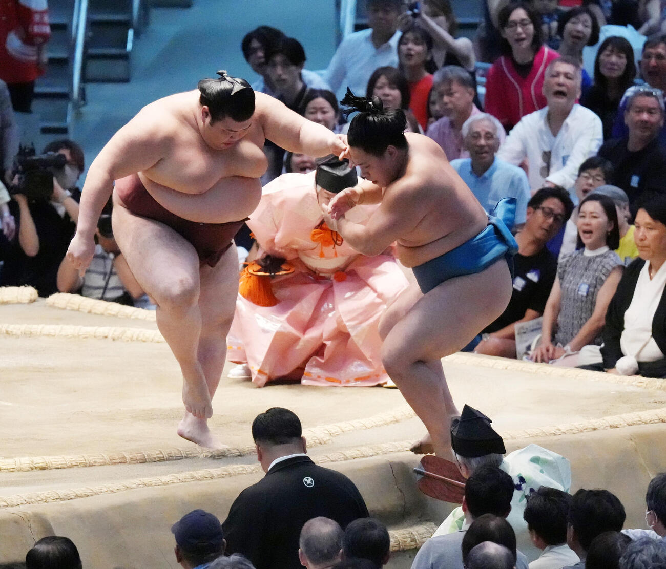 熱海富士（左）は琴栄峰を寄り切りで破る（撮影・森本幸一）