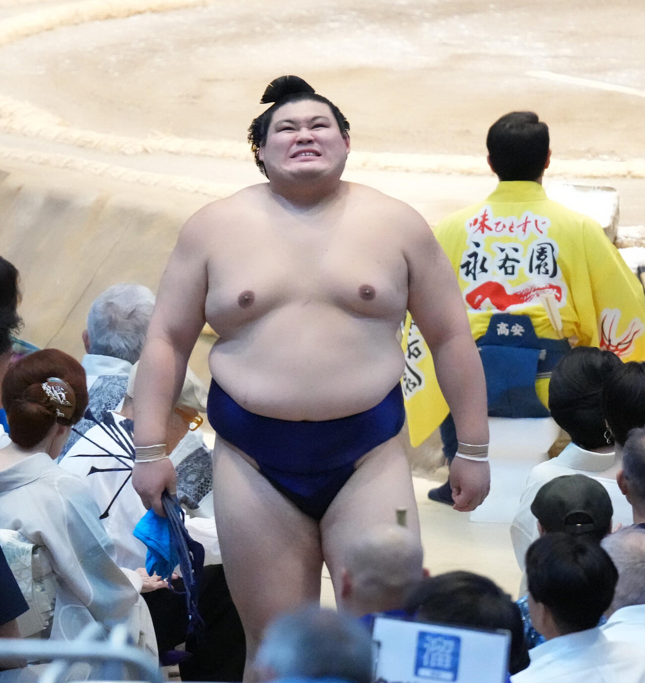 大の里は霧島に敗れ花道で悔しい表情を見せる（撮影・森本幸一）