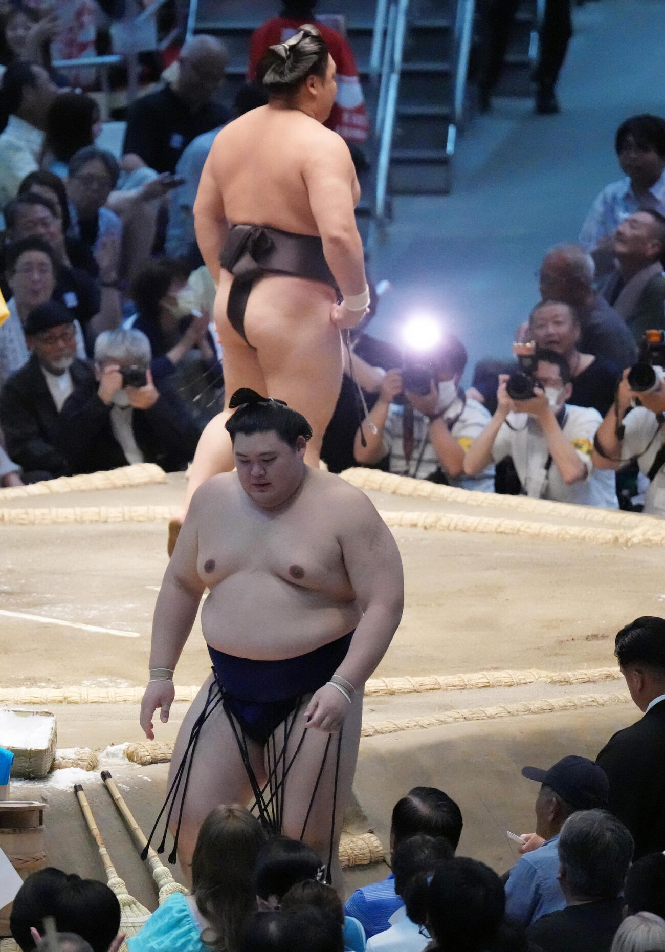 大の里（手前）は霧島に敗れがっくり肩を落とす（撮影・森本幸一）