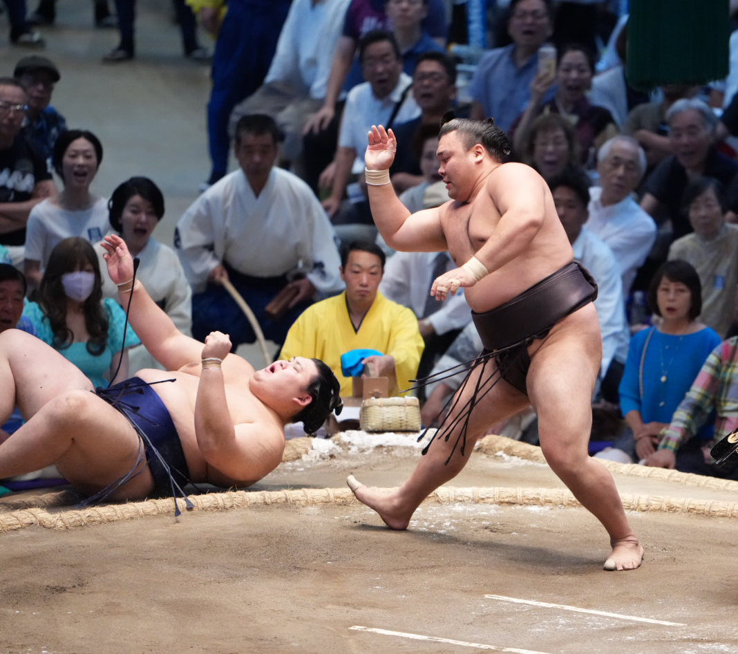 霧島（右）は大の里をとったりで破る（撮影・小沢裕）