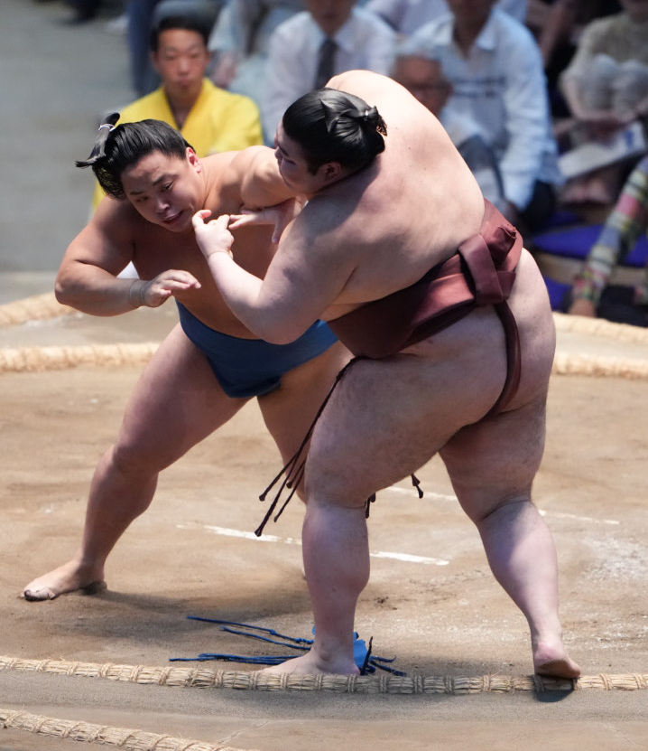 琴栄峰（左）の突き押しで熱海富士の右足が俵にかかる（撮影・小沢裕）