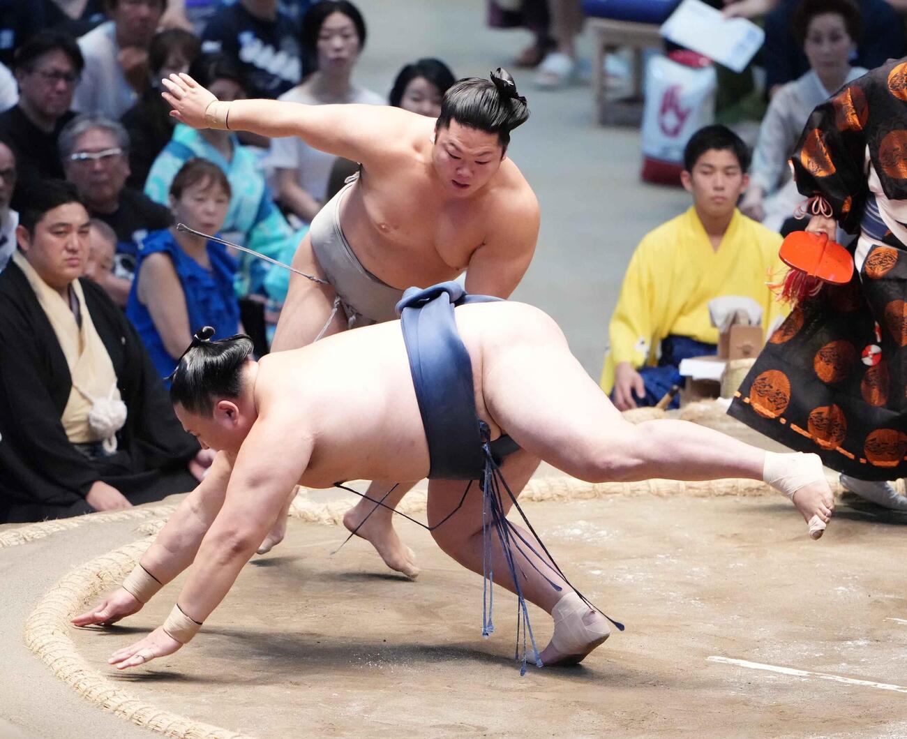 朝翠龍は玉鷲（手前）を突き落としで下す（撮影・小沢裕）