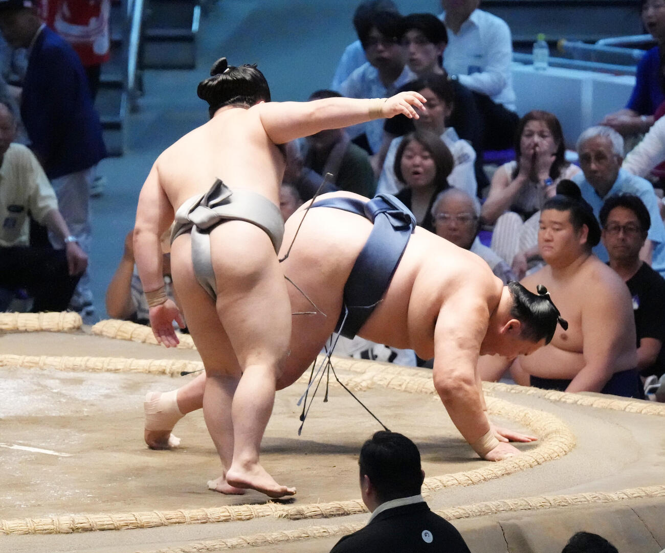 玉鷲（右）は朝翠龍に突き落としで敗れる（撮影・森本幸一）