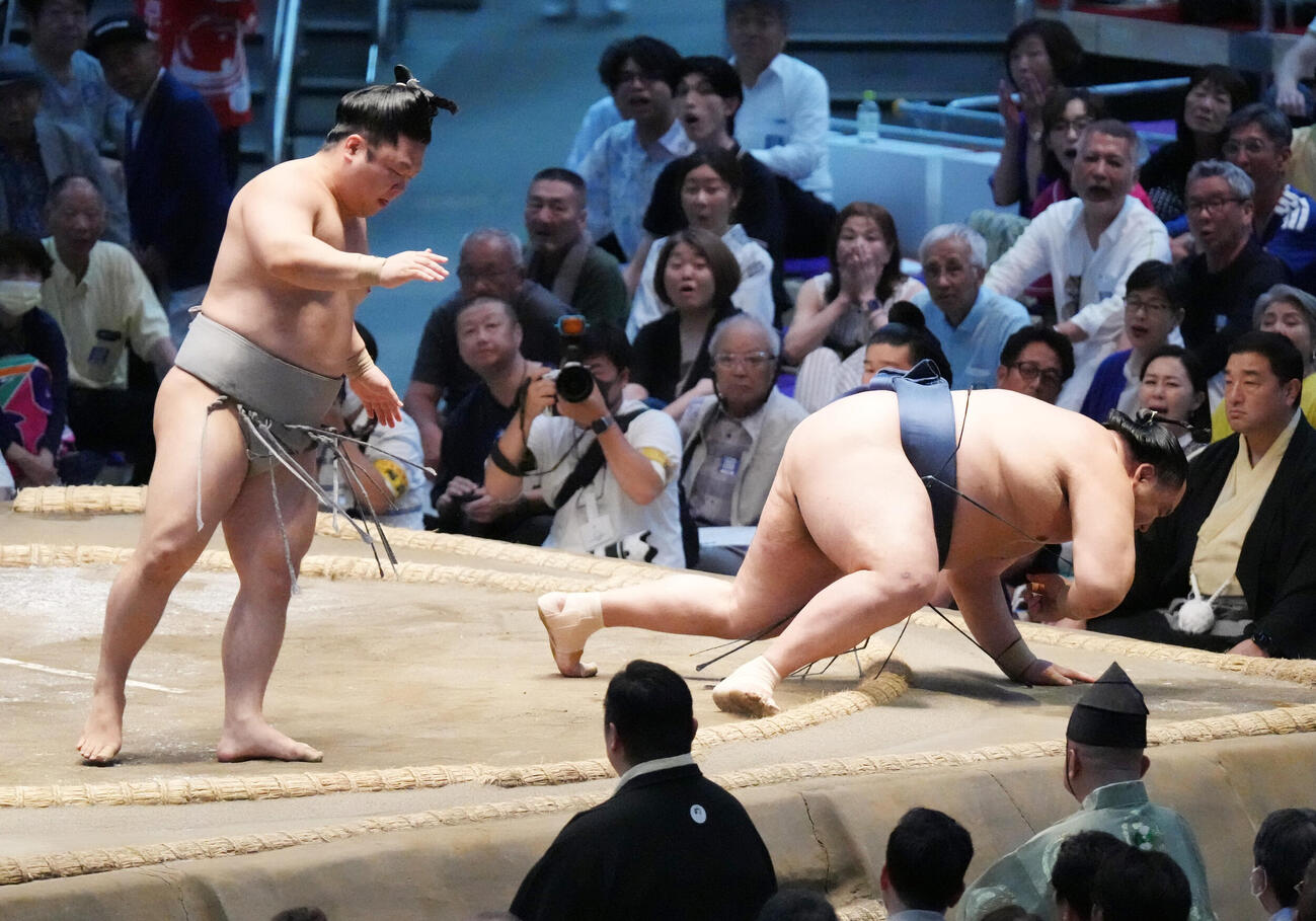 玉鷲（右）は朝翠龍に突き落としで敗れる（撮影・森本幸一）