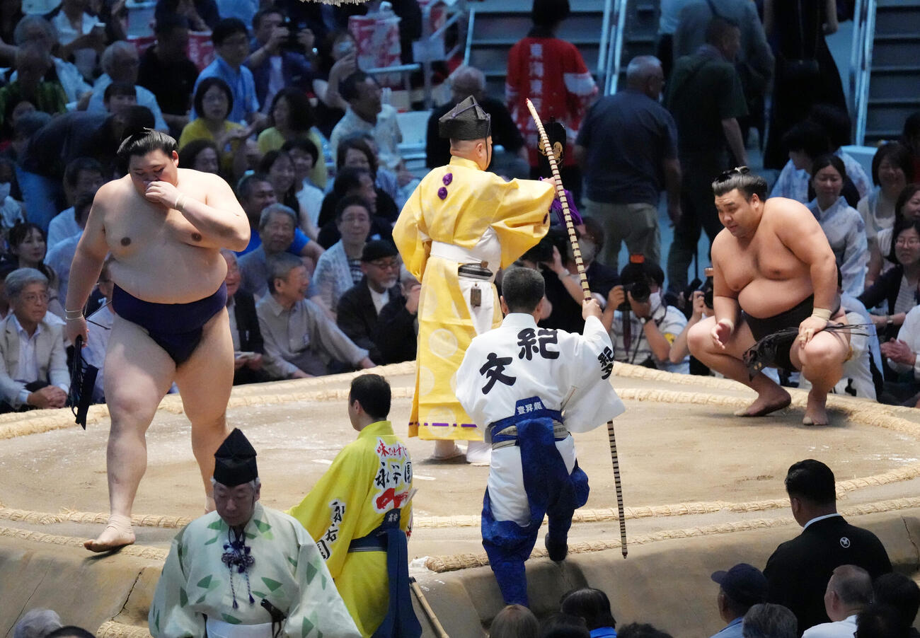 勝ち名乗りを受ける霧島（右）左はがっくりと土俵を降りる大の里（撮影・森本幸一）