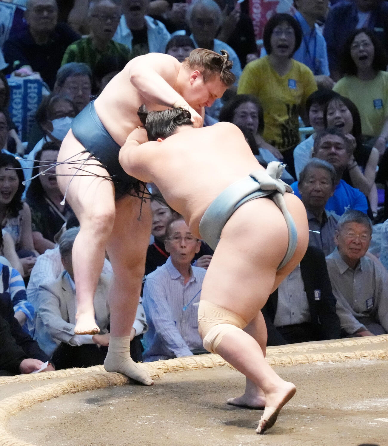 安青錦（左）は琴勝峰に押し出しで敗れる（撮影・森本幸一）