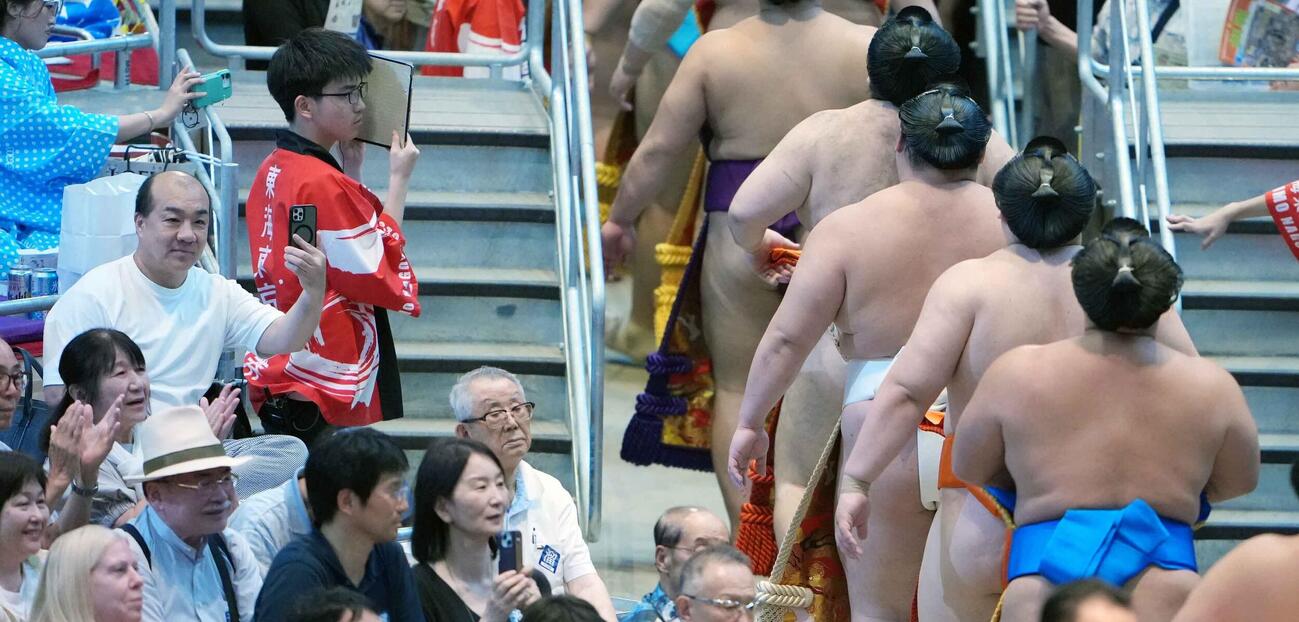 観戦するにしたんクリニックを運営するエクスコムグローバルの西村誠司社長（左）（撮影・小沢裕）