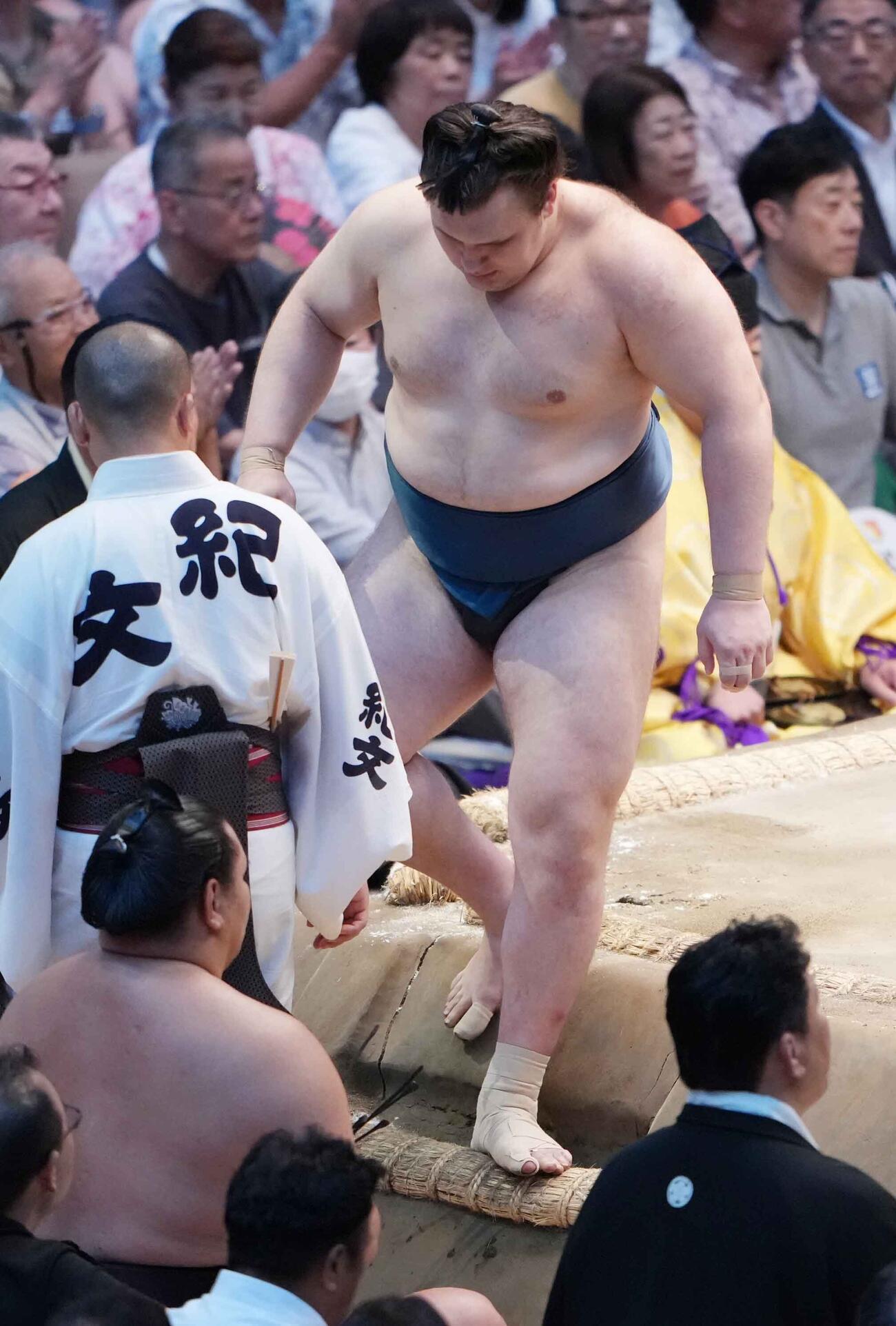 2敗を喫した安青錦は呼び出しの助けを借りず痛めている左足から自力で土俵を下りる（撮影・小沢裕）