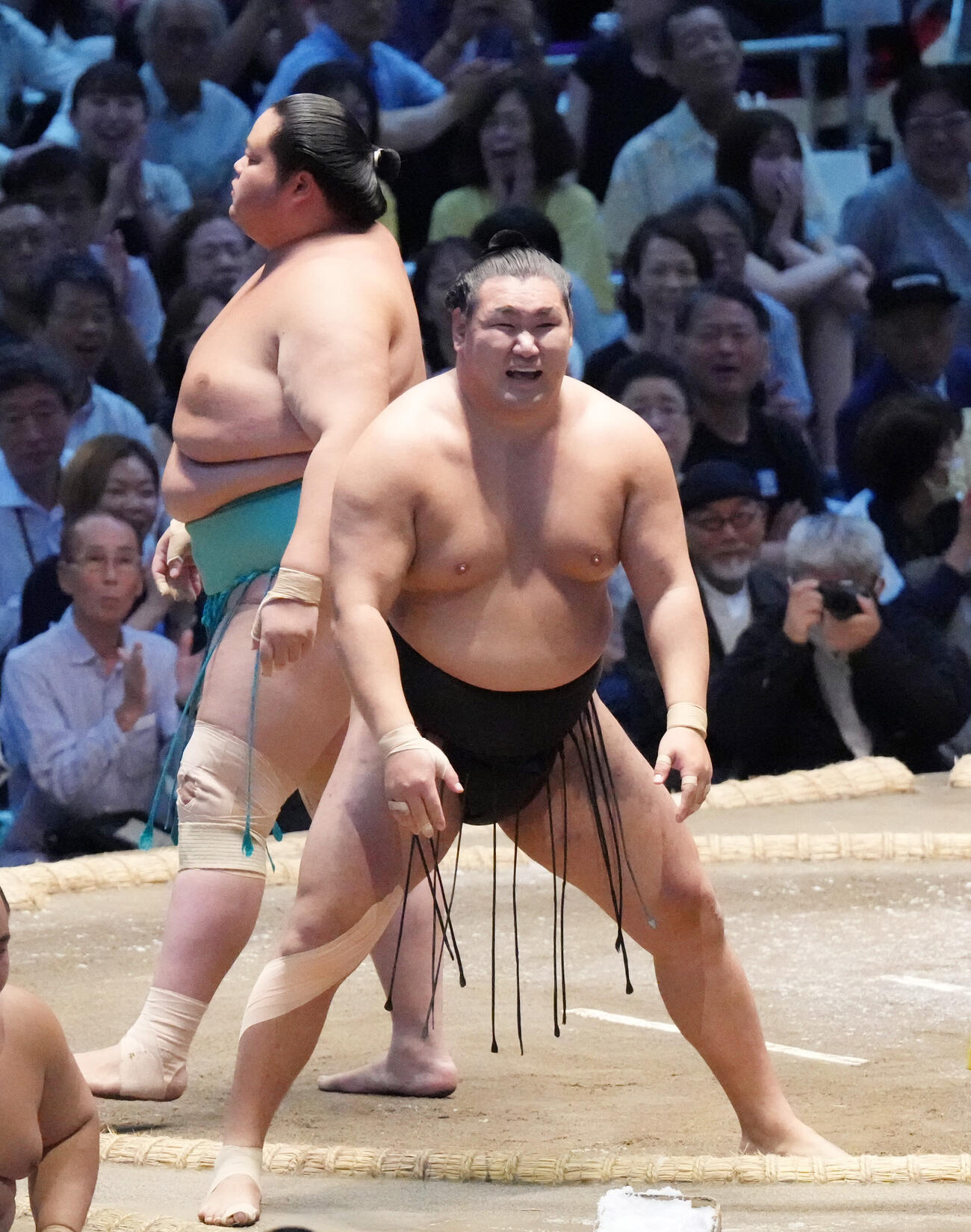 豊昇龍（右）は琴桜の上手出し投げで敗れ悔しい表情を見せる（撮影・森本幸一）