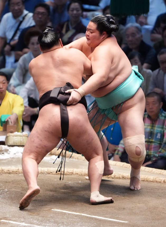琴桜は豊昇龍（左）を上手出し投げで破る（撮影・小沢裕）