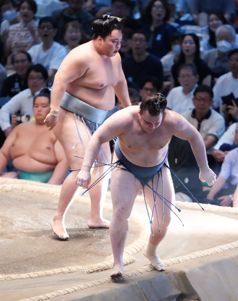 安青錦（手前）は琴勝峰に押し出しで敗れる（撮影・小沢裕）