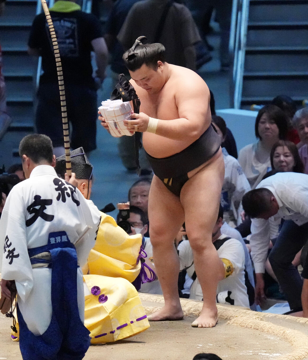 霧島は大の里を破り懸賞を手にする（撮影・森本幸一）