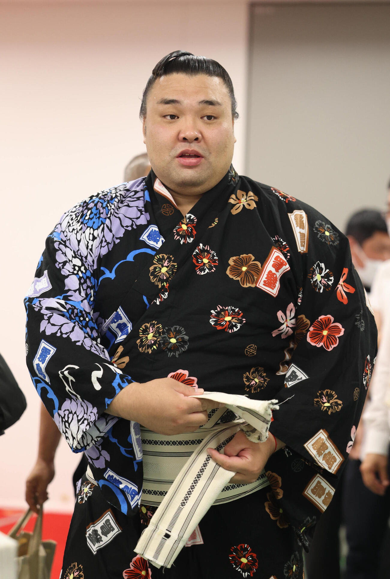 取り組みを終え支度部屋を後にする霧島（代表撮影）