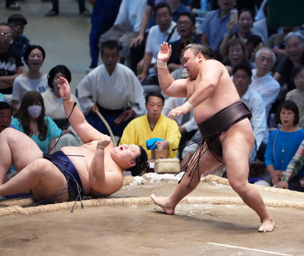 霧島（右）は大の里をとったりで破る（撮影・小沢裕）