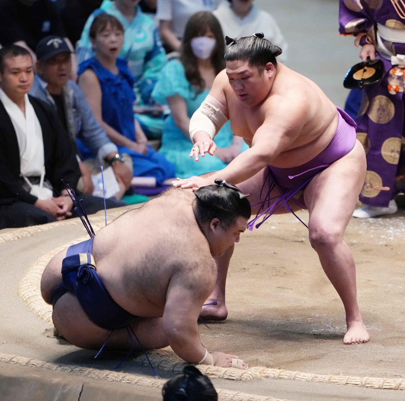 尊富士は高安（左）を上手投げで破る（撮影・小沢裕）