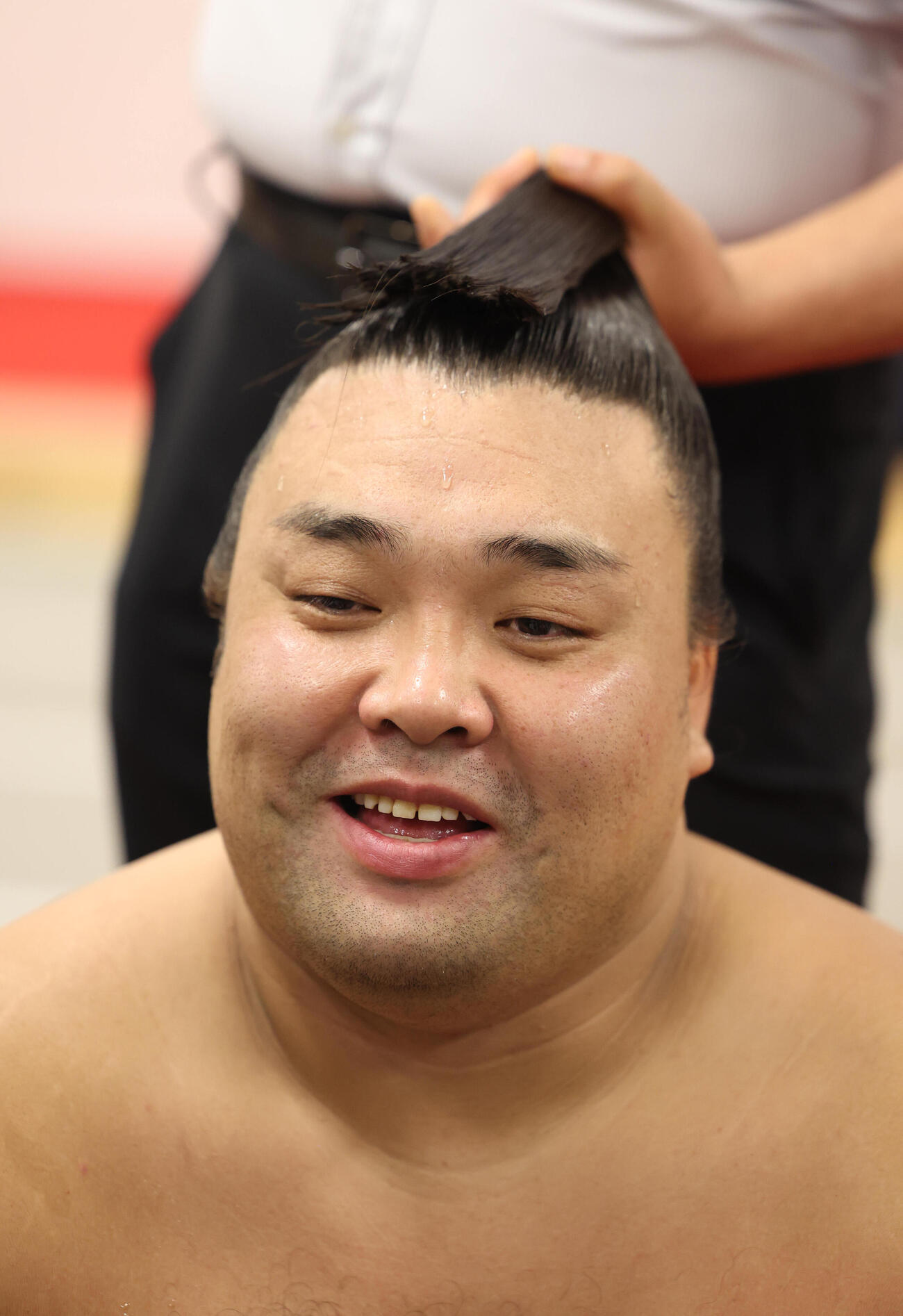 取り組み後の支度部屋で明るい表情を見せる霧島（代表撮影）