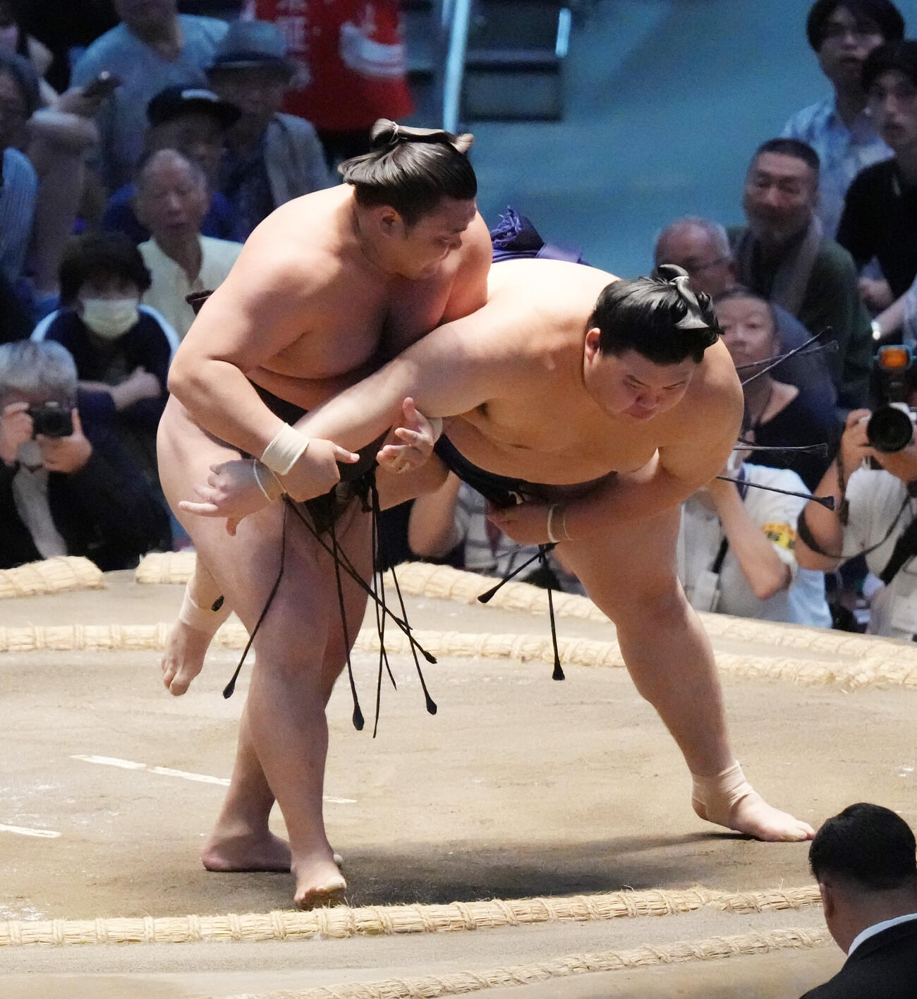 霧島（左）は大の里をとったりで破る（撮影・森本幸一）