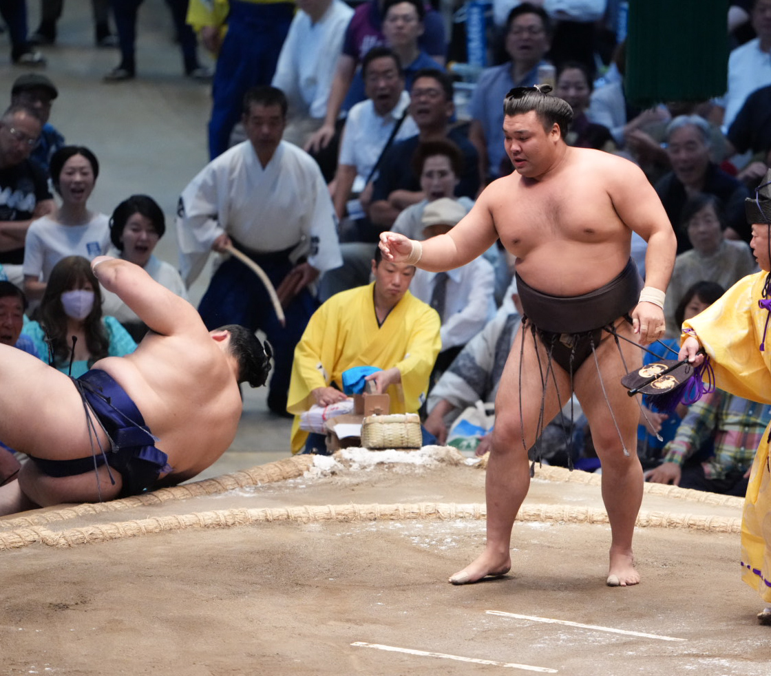 霧島（右）は大の里をとったりで破る（撮影・小沢裕）