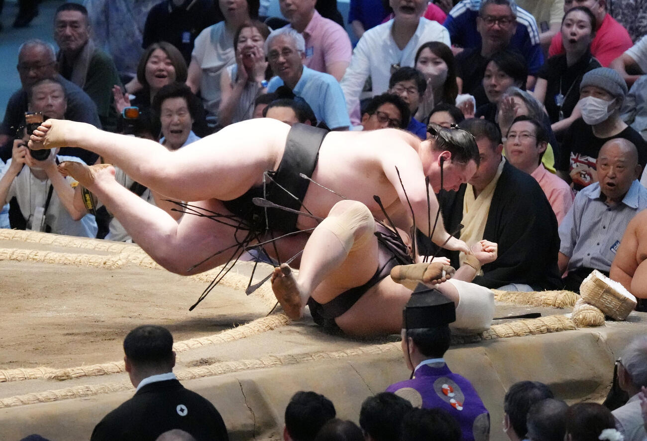 獅司（左）は朝乃山を下手投げで破る（撮影・森本幸一）