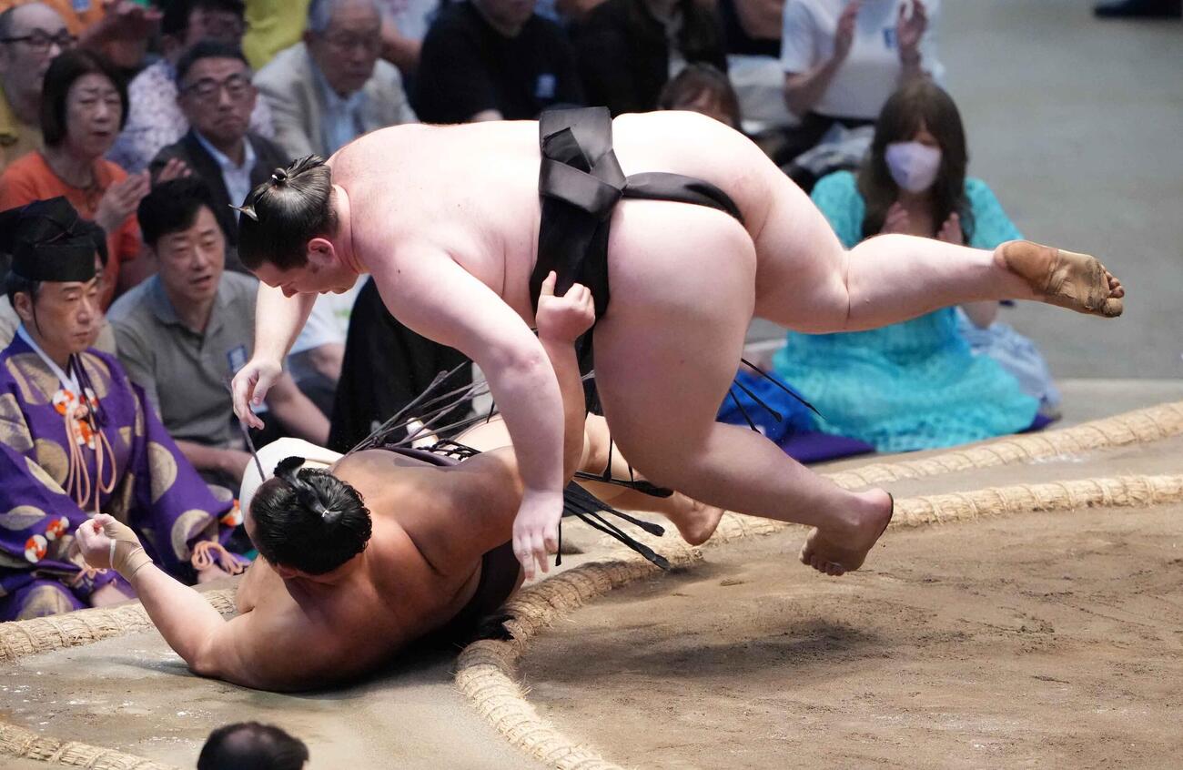 獅司は朝乃山（左）を下手投げで破る（撮影・小沢裕）