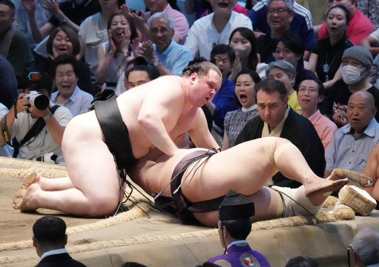 獅司（左）は朝乃山を下手投げで破る（撮影・森本幸一）