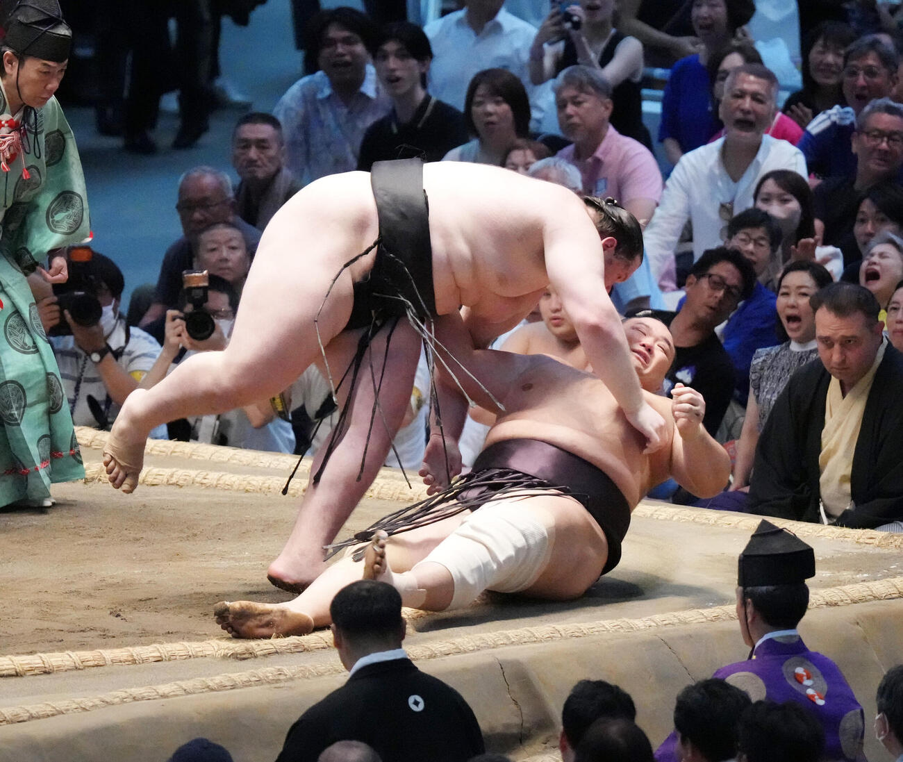 獅司（左）は朝乃山を下手投げで破る（撮影・森本幸一）