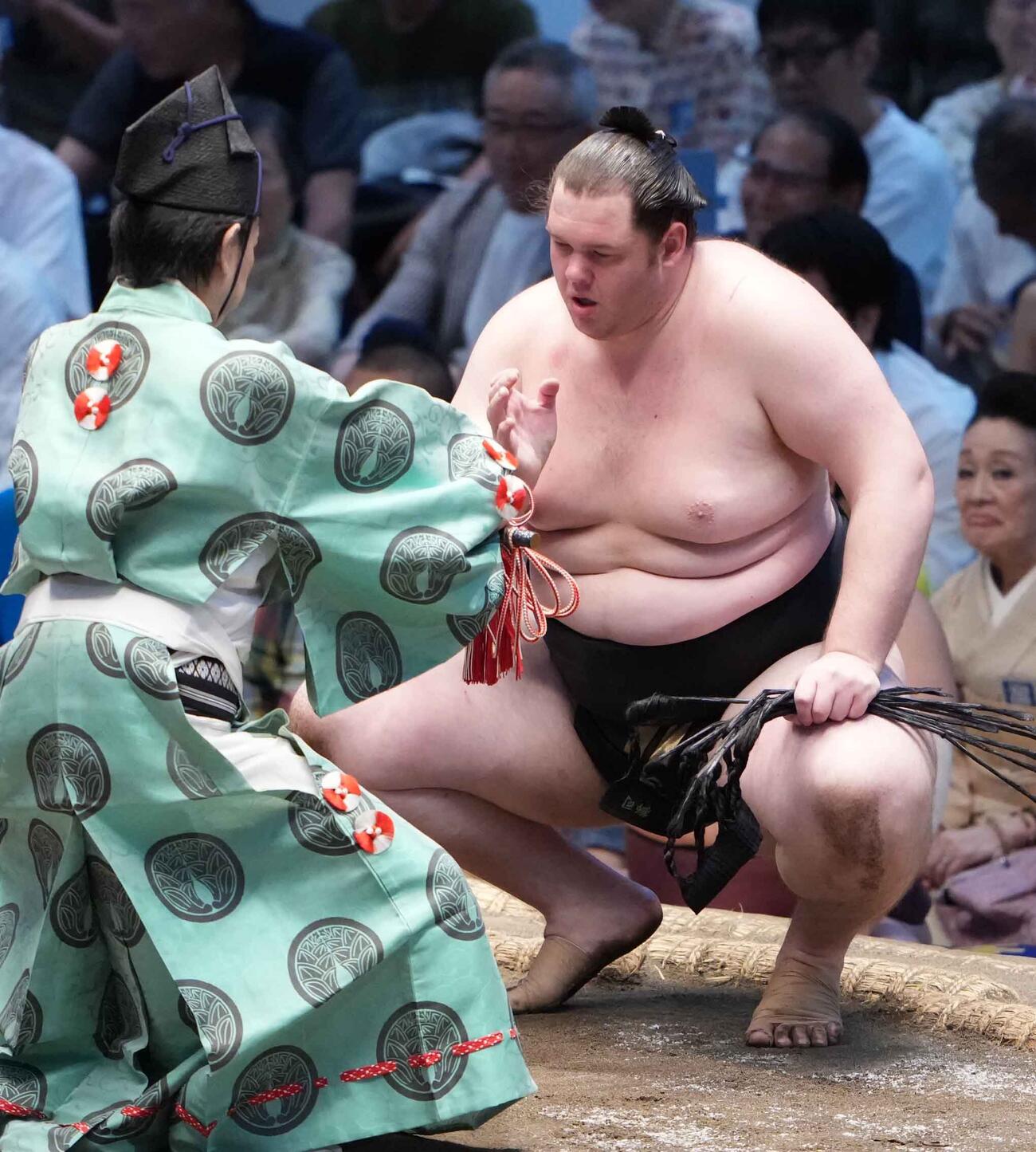 懸賞を手にする獅司（撮影・小沢裕）