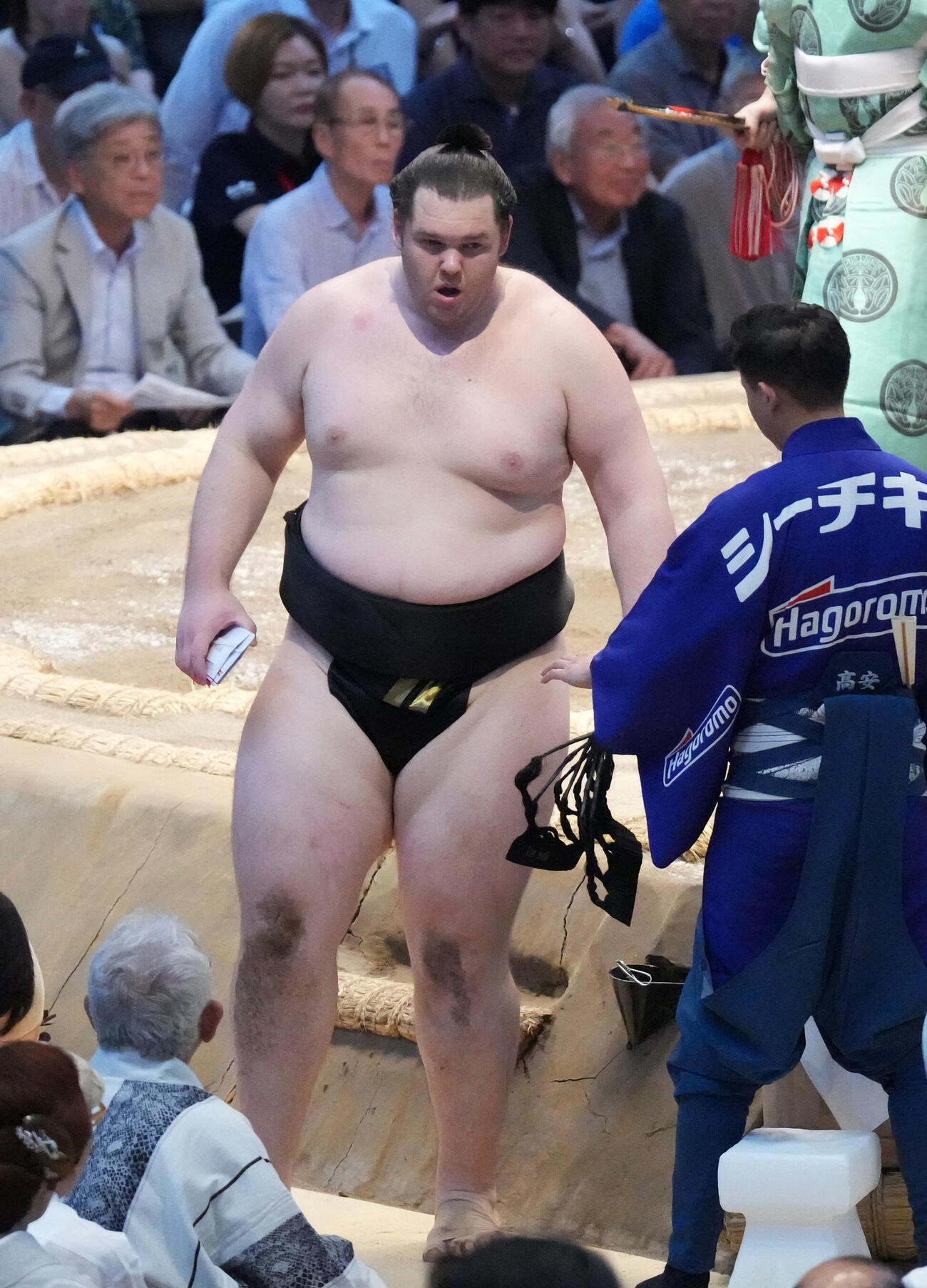 獅司は朝乃山を破り懸賞を手にする（撮影・森本幸一）