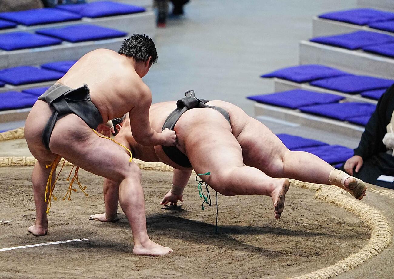 垣添（左）は朝翔を上手出し投げで破り序ノ口優勝を決める（撮影・小沢裕）