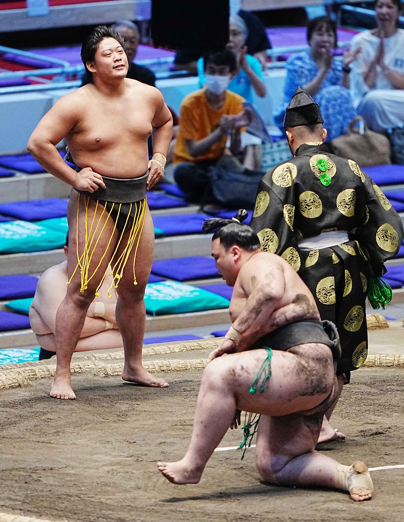 垣添（左）は朝翔を上手出し投げで破り序ノ口優勝を決める（撮影・小沢裕）