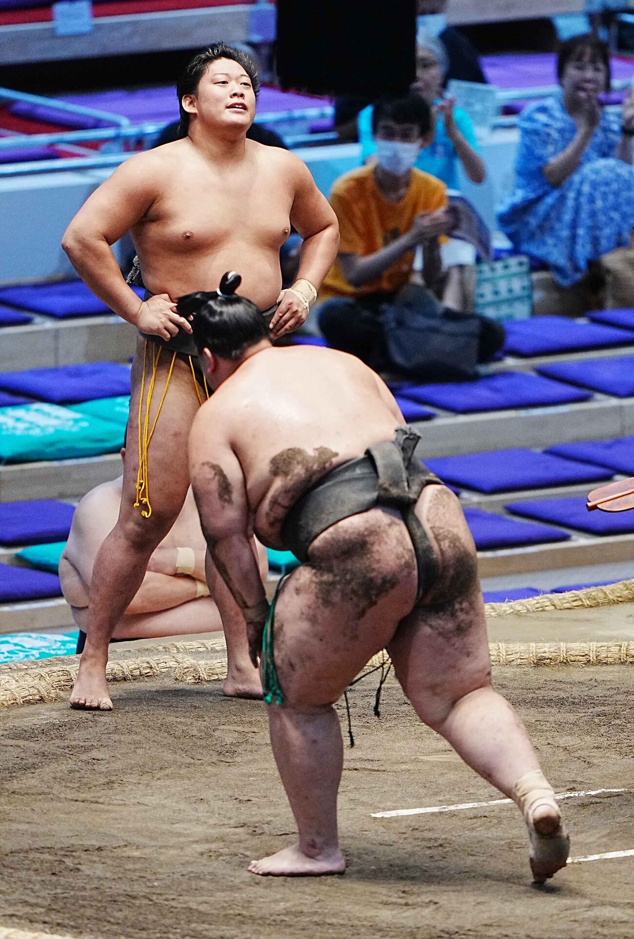 垣添（左）は朝翔を上手出し投げで破り序ノ口優勝を決める（撮影・小沢裕）
