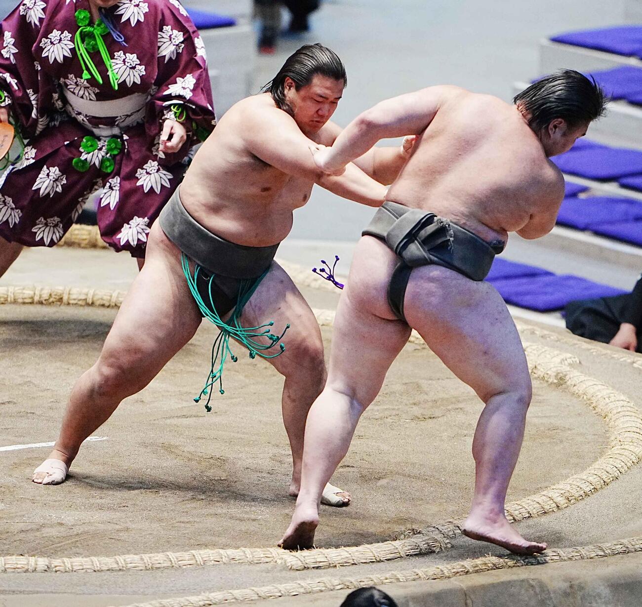 白月狼（左）は中沢を押し出しで破り序二段優勝を決める