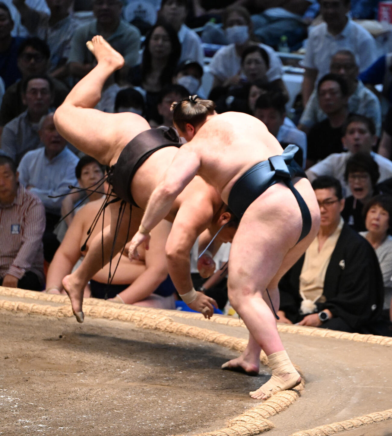 霧島（奥）を肩すかしで破る安青錦（撮影・和賀正仁）