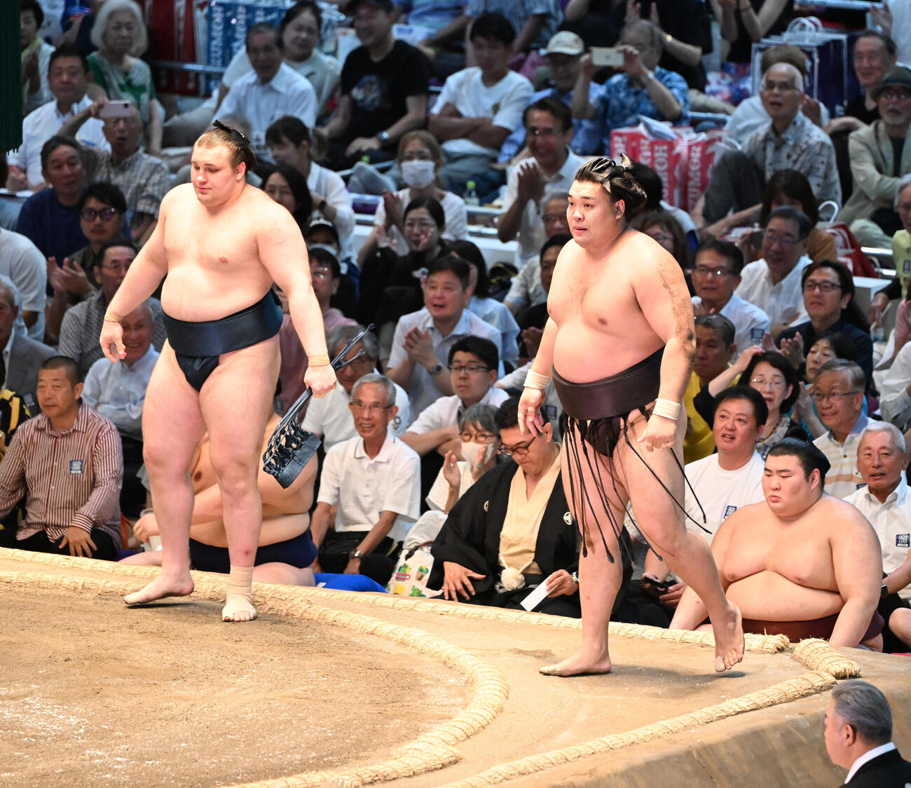 霧島（右）は肩すかしで安青錦に敗れる（撮影・和賀正仁）
