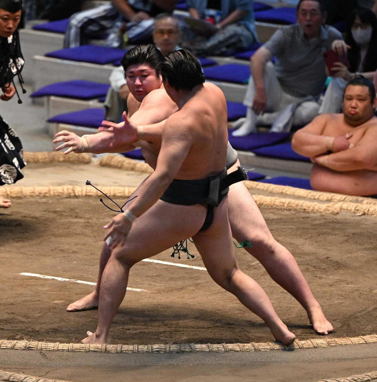 大森（手前）を押し出しで破る不動豊（撮影・和賀正仁）