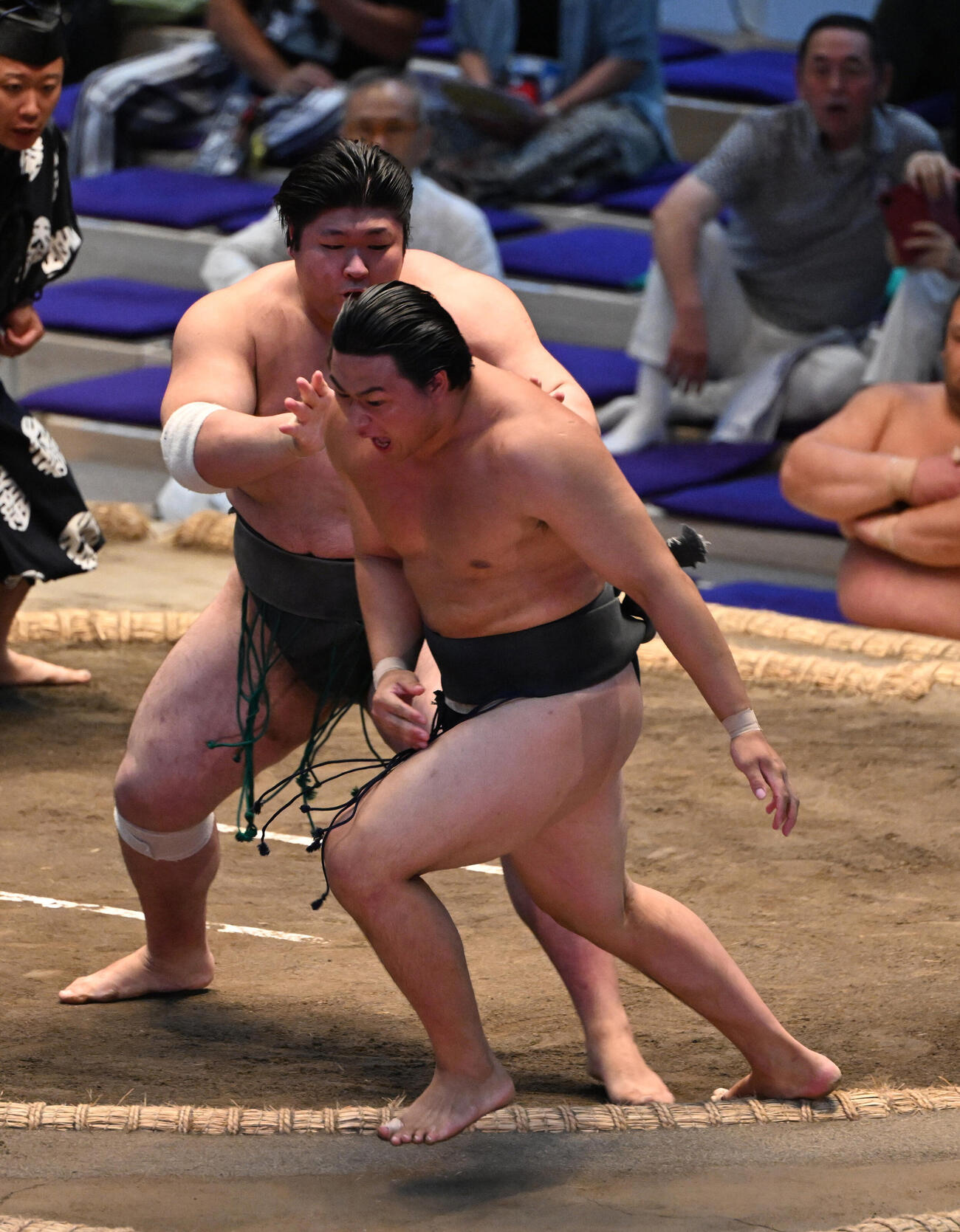 大森（手前）を押し出しで破る不動豊（撮影・和賀正仁）