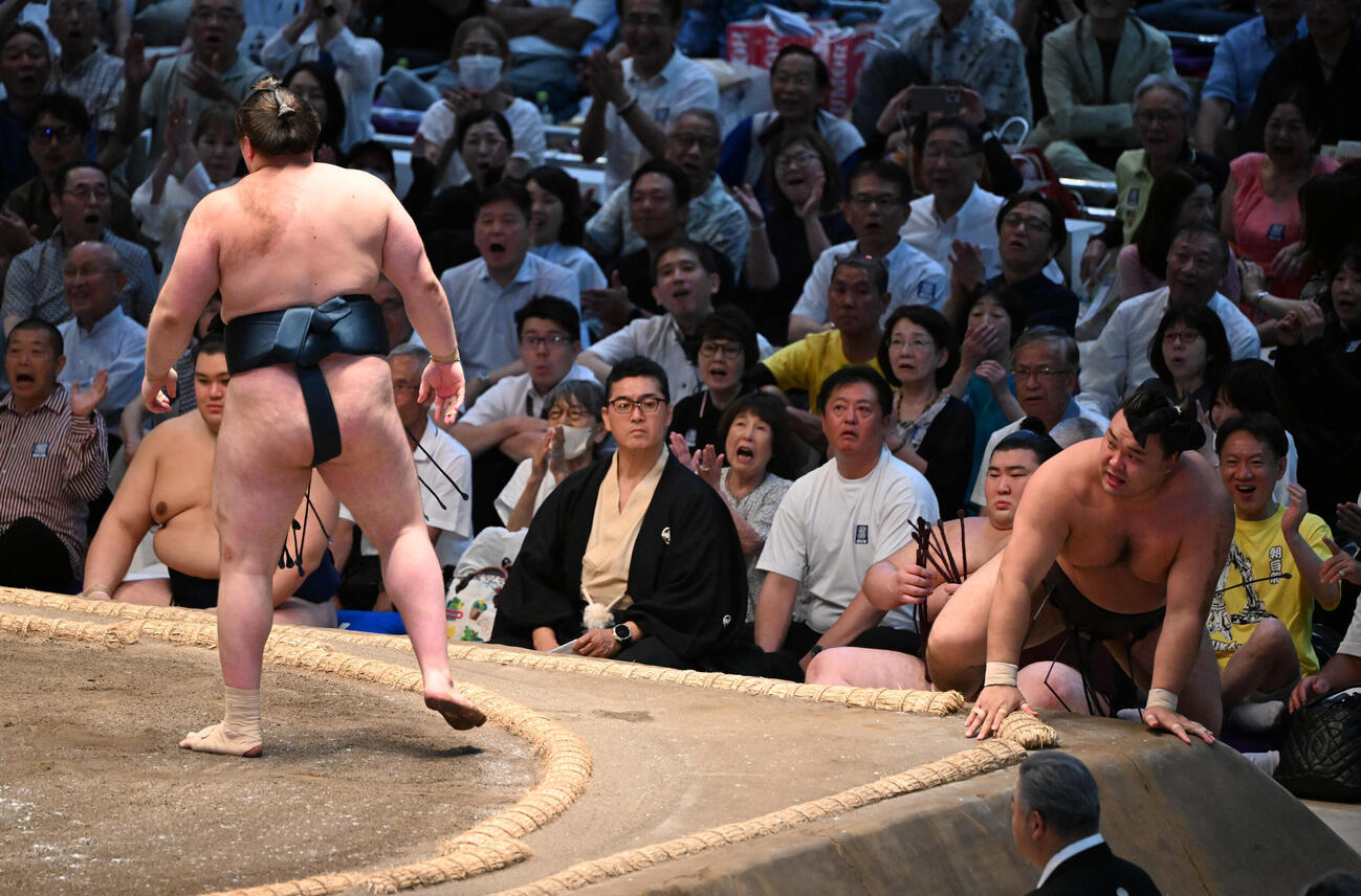 霧島（右）は肩すかしで安青錦に敗れる（撮影・和賀正仁）