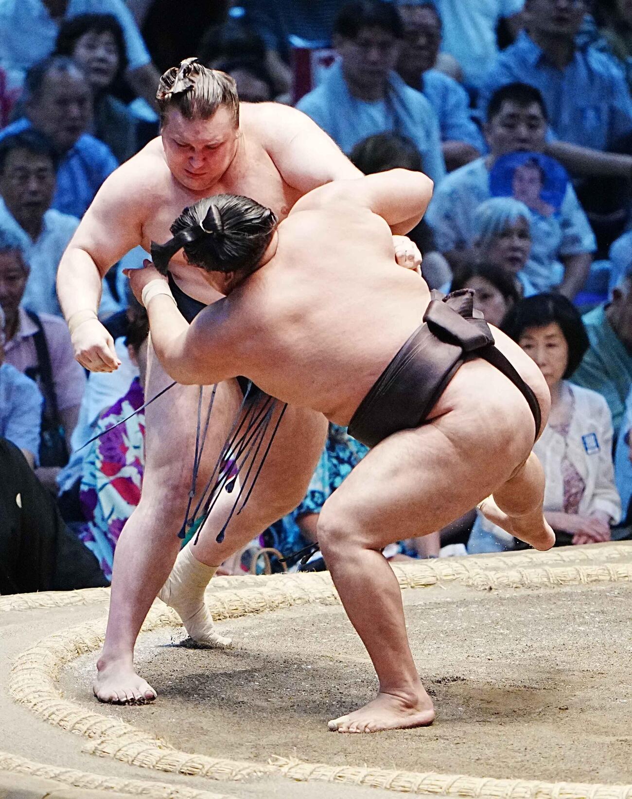 安青錦は霧島（手前）を肩透かしで破る（撮影・小沢裕）