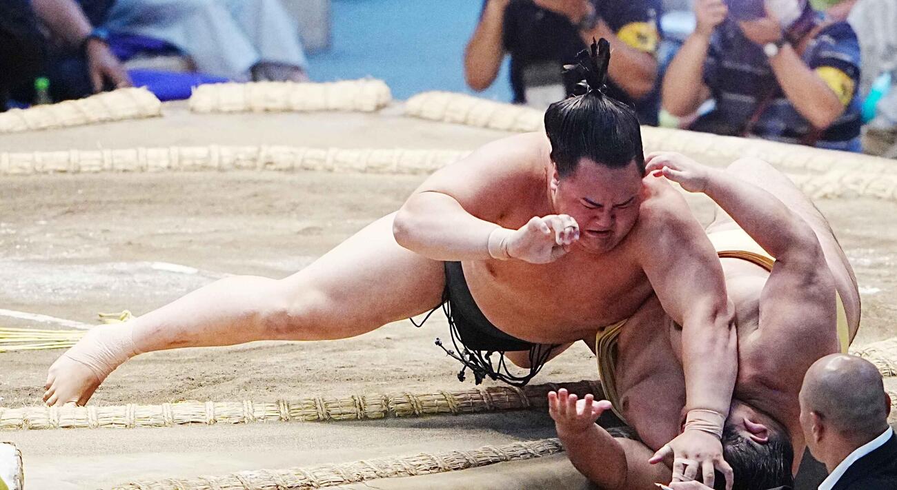 丹治（左）は嘉陽を寄り倒しで破る（撮影・小沢裕）