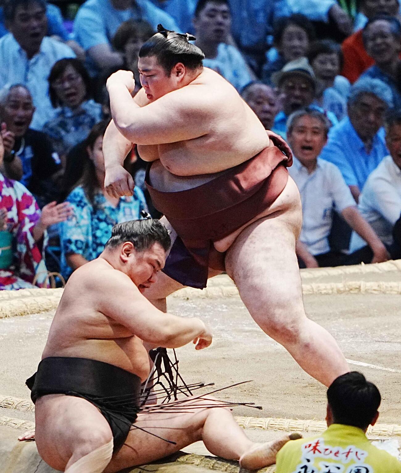 熱海富士は豊昇龍（下）を寄り倒しで破る（撮影・小沢裕）