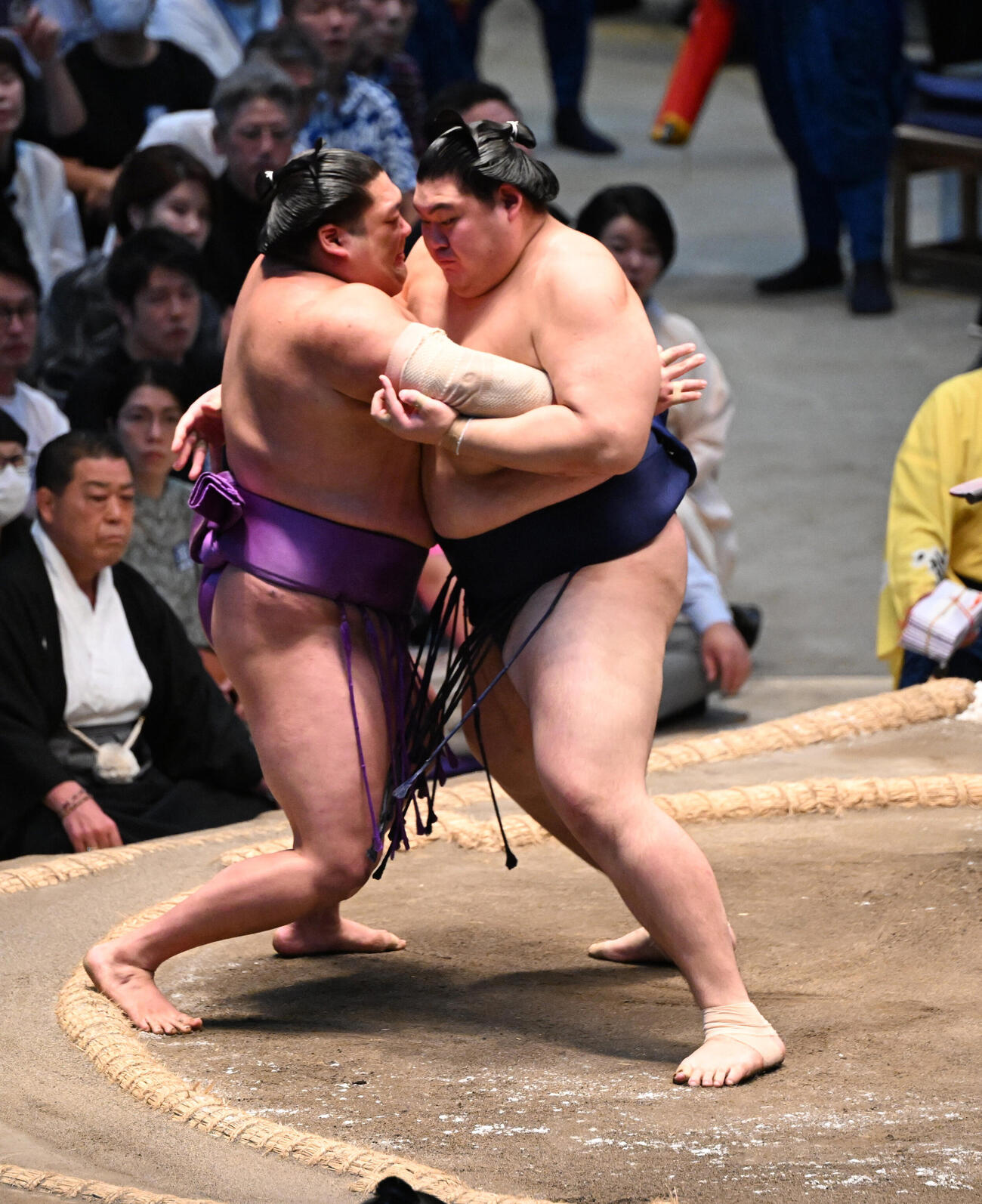 尊富士（左）を寄り切りで破る大の里（撮影・和賀正仁）
